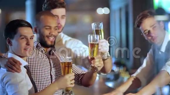 真正的男人在酒吧里喝啤酒视频的预览图