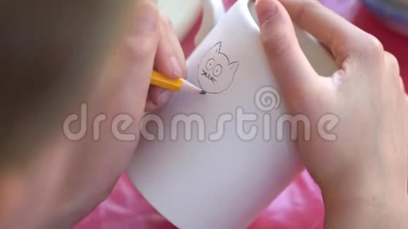 孩子们在陶器车间里画一个杯子视频的预览图