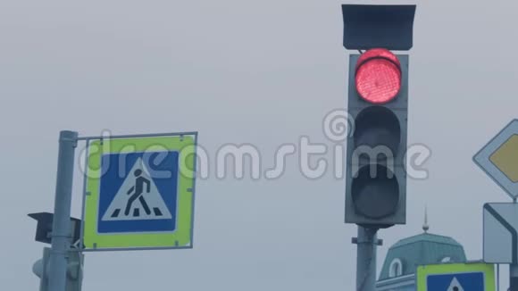 交通灯由红变黄变绿视频的预览图