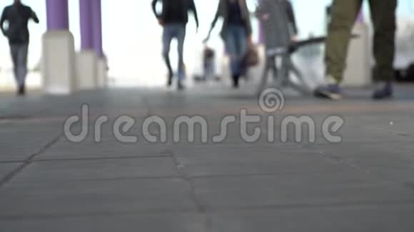 在火车站散步的人受伤了行人行走聚焦背景1080p视频视频的预览图