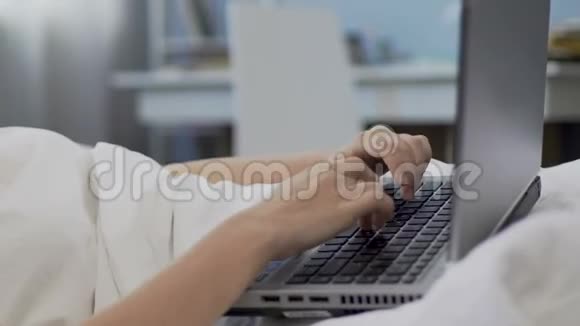 戴着耳机的女孩在笔记本电脑上打字在社交网络上和朋友聊天视频的预览图