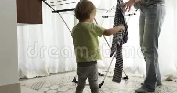 小男孩帮他妈妈洗衣服视频的预览图