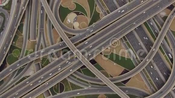 阿联酋迪拜与汽车交通交汇处的鸟瞰图视频的预览图