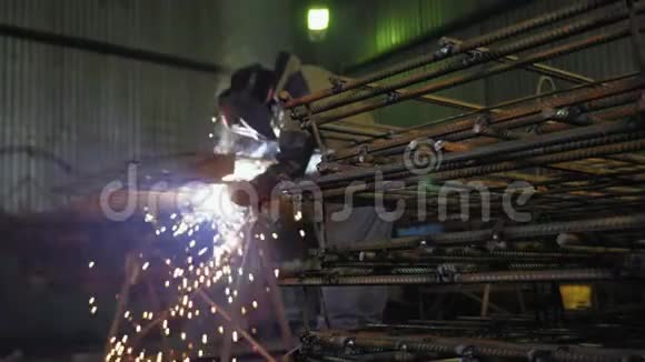 焊接工作焊工将零件焊接到金属结构上视频的预览图