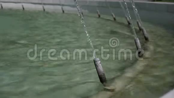 水沿着城市公园喷泉中的蓝色陶瓷台阶流下视频的预览图