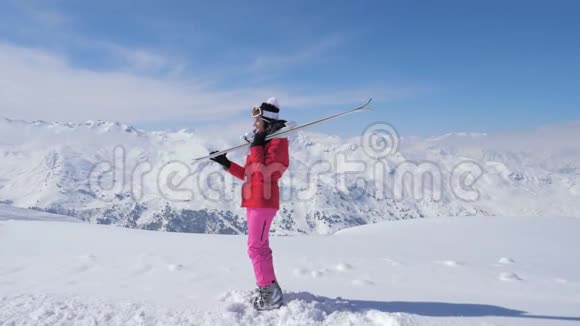 微笑的女士滑雪者在山坡上转身让滑雪者肩膀上视频的预览图