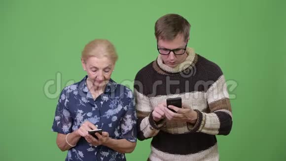 快乐的奶奶和孙子一起用电话聊天视频的预览图