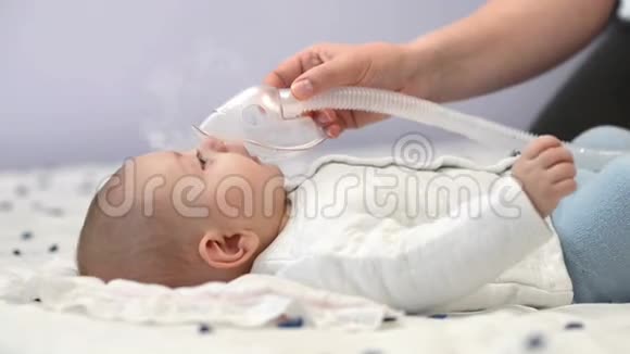 可爱的婴儿接受呼吸治疗视频的预览图