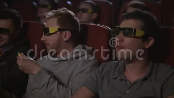 男人朋友在3d电影里吃爆米花男人喜欢看电影视频的预览图