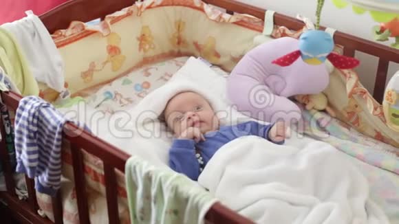 新生儿在婴儿床里醒着视频的预览图