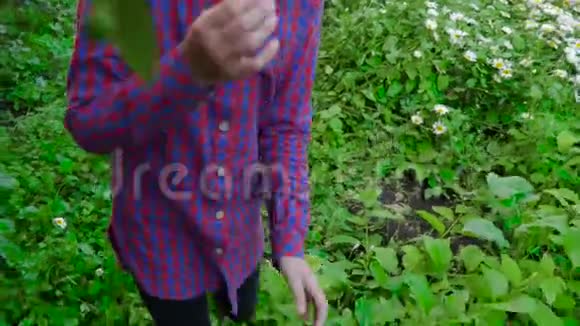 少女在穿过绿树丛和长满洋甘菊的树木时感到恐惧和恐惧视频的预览图