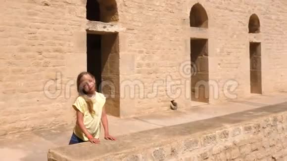 突尼斯苏斯利巴特年轻女孩跳舞坐在石墙上视频的预览图