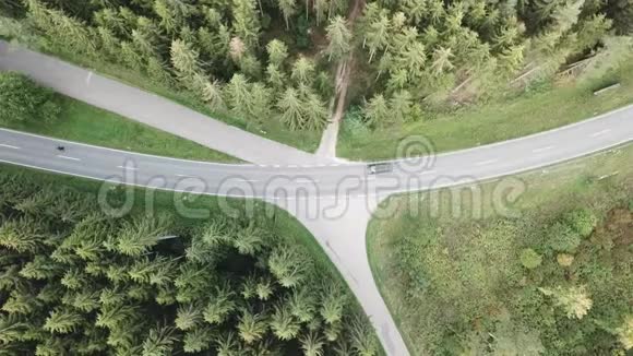 从空中俯瞰森林中央的一条道路汽车驶过还有照相机视频的预览图