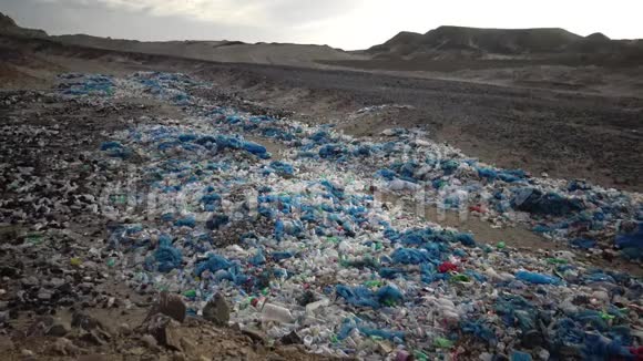 埃及山上的垃圾场聚乙烯瓶子生锈的罐子纸袋视频的预览图