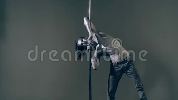 一个拥有灰色身体艺术的人在塔架上耍花招尼龙舞的概念视频的预览图