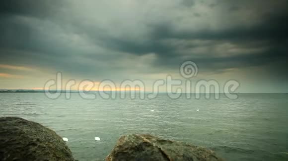日落之海前景是石头视频的预览图