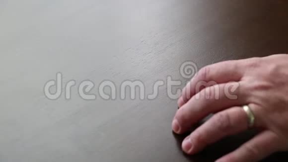 女人的双手为男人数一数百元钞票视频的预览图