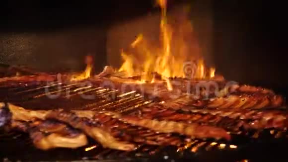 煮牛肉和猪肉烧烤炉上烧烤串上的肉街头美食特写视频的预览图