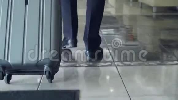 多莉拍了拍商人的腿穿过酒店大厅拉着行李停在接待处商务视频的预览图