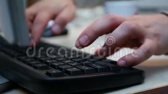 男性手指在键盘上打字视频的预览图