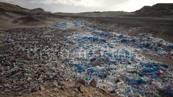 埃及山里的垃圾场聚乙烯瓶子生锈的罐子纸袋视频的预览图