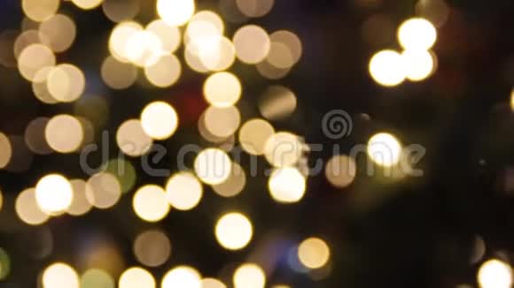 抽象模糊的圣诞节灯光博克背景闪烁的圣诞树灯闪烁冬季假期视频的预览图