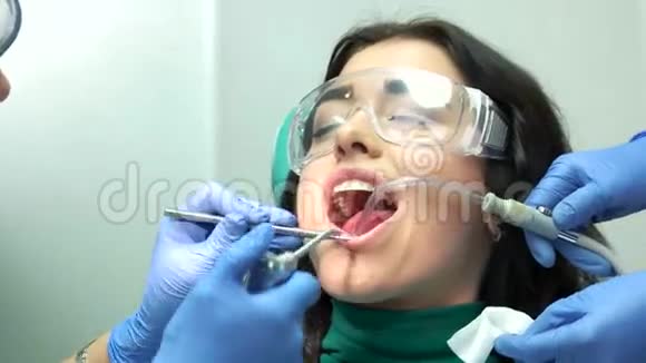 牙医忙于病人视频的预览图