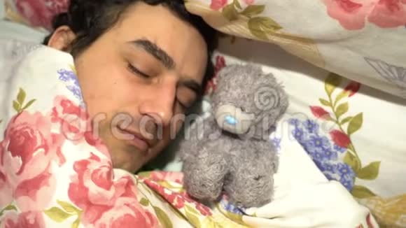 英俊的心上人睡着毛绒玩具敏感的无刺的温柔孤独柔软的性格视频的预览图