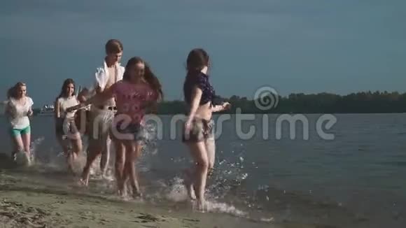 少年快乐地沿着河岸奔跑视频的预览图