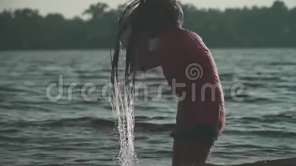 小女孩站在河里思考着水的头发视频的预览图