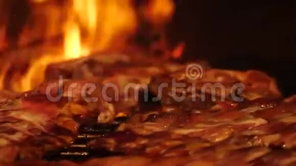 煮牛肉和猪肉烧烤炉上烧烤串上的肉街头美食特写视频的预览图