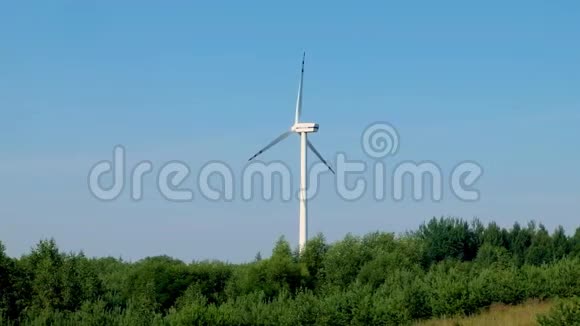 风车螺旋桨的缓慢旋转叶片风力发电纯绿色能源视频的预览图