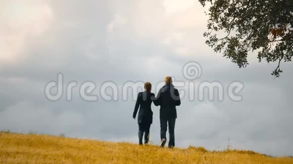 浪漫的一对年轻人走在田野上恋爱约会视频的预览图