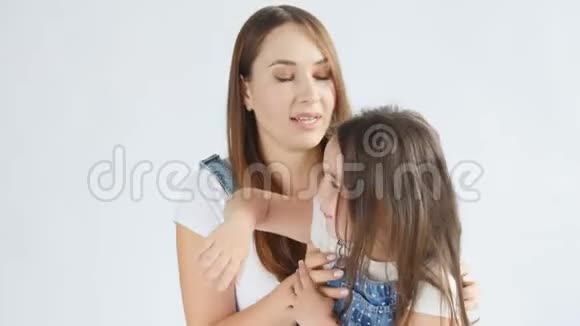 家庭观念一位年轻的母亲正在梳理一个小女儿视频的预览图