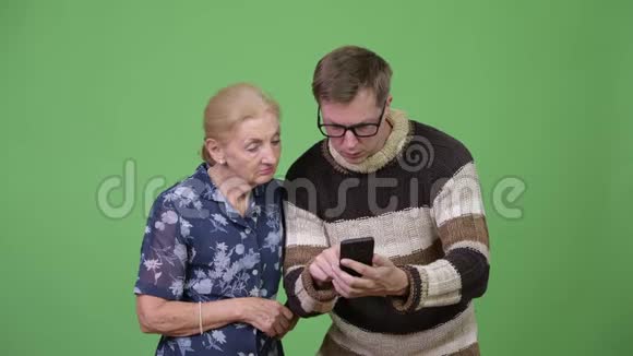 奶奶和孙子用电话然后看起来很震惊视频的预览图