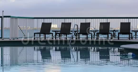 迈阿密海滩美丽的酒店游泳池视频的预览图