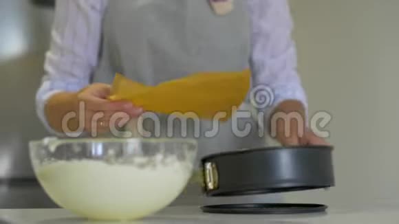为蛋糕做奶油的过程女性手准备烤盘视频的预览图