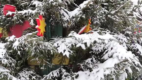在白雪覆盖的玩具树上视频的预览图