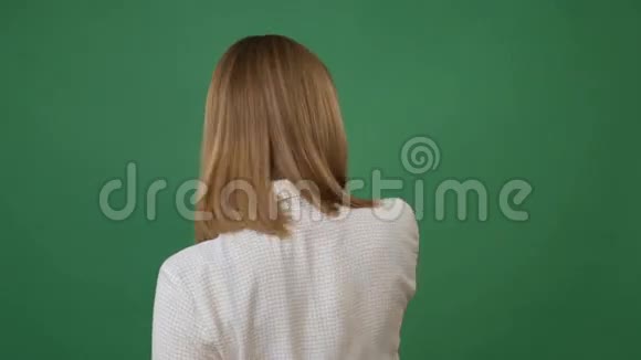 女人梳头视频的预览图