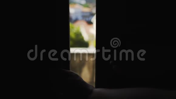 在别墅阳台上打开门的作物妇女视频的预览图