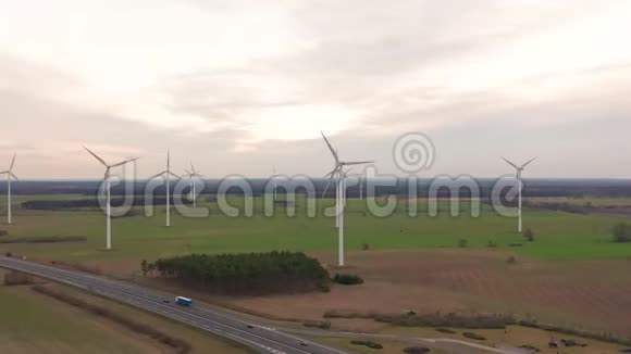 风车风力发电技术风力发电涡轮风车能源生产的无人机空中视图绿色视频的预览图