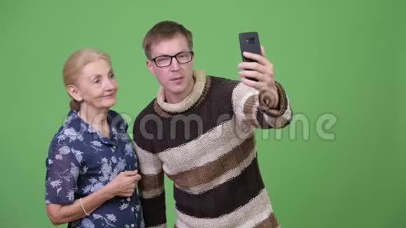快乐的奶奶和孙子一起自拍视频的预览图