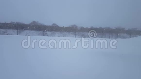 厚厚的暴风雪黑暗笼罩天空的大雪下雪的场景白雪公主视频的预览图