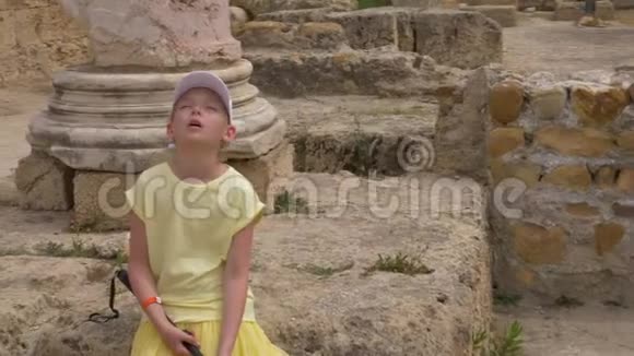 在突尼斯迦太基旅游时疲惫的少女在旅游观光视频的预览图