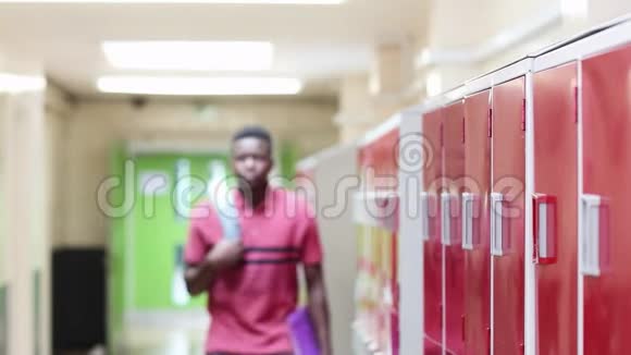 男高中生漫步走廊与镜头微笑的肖像视频的预览图