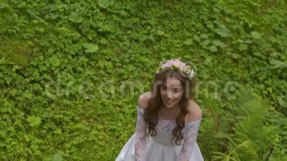 新娘抛出一束婚礼花束视频的预览图