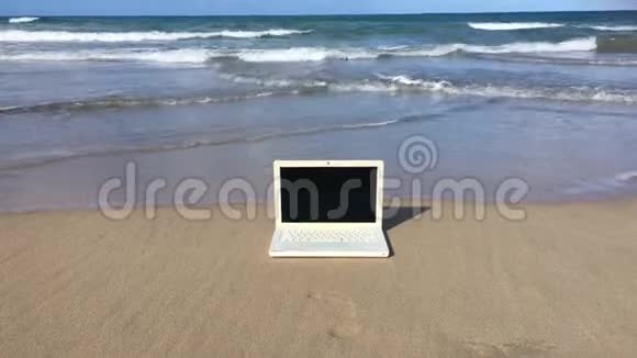 海滩上的笔记本电脑海洋附近的沙滩笔记本视频的预览图