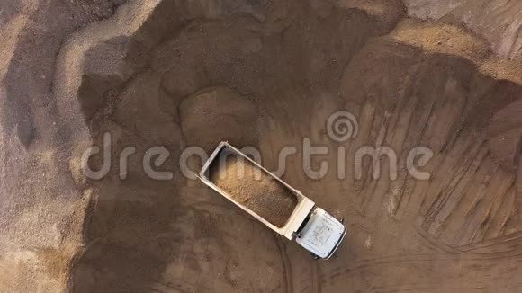 露天采石场自卸车的俯视图视频的预览图
