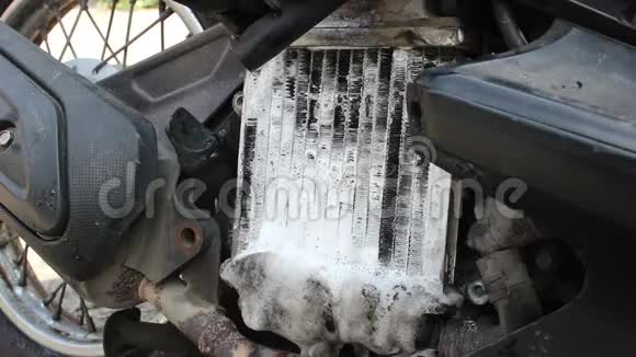 清洗摩托车散热器视频的预览图