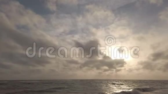 令人惊叹的黄金时刻日落天空和卷云之间的美丽光芒视频的预览图